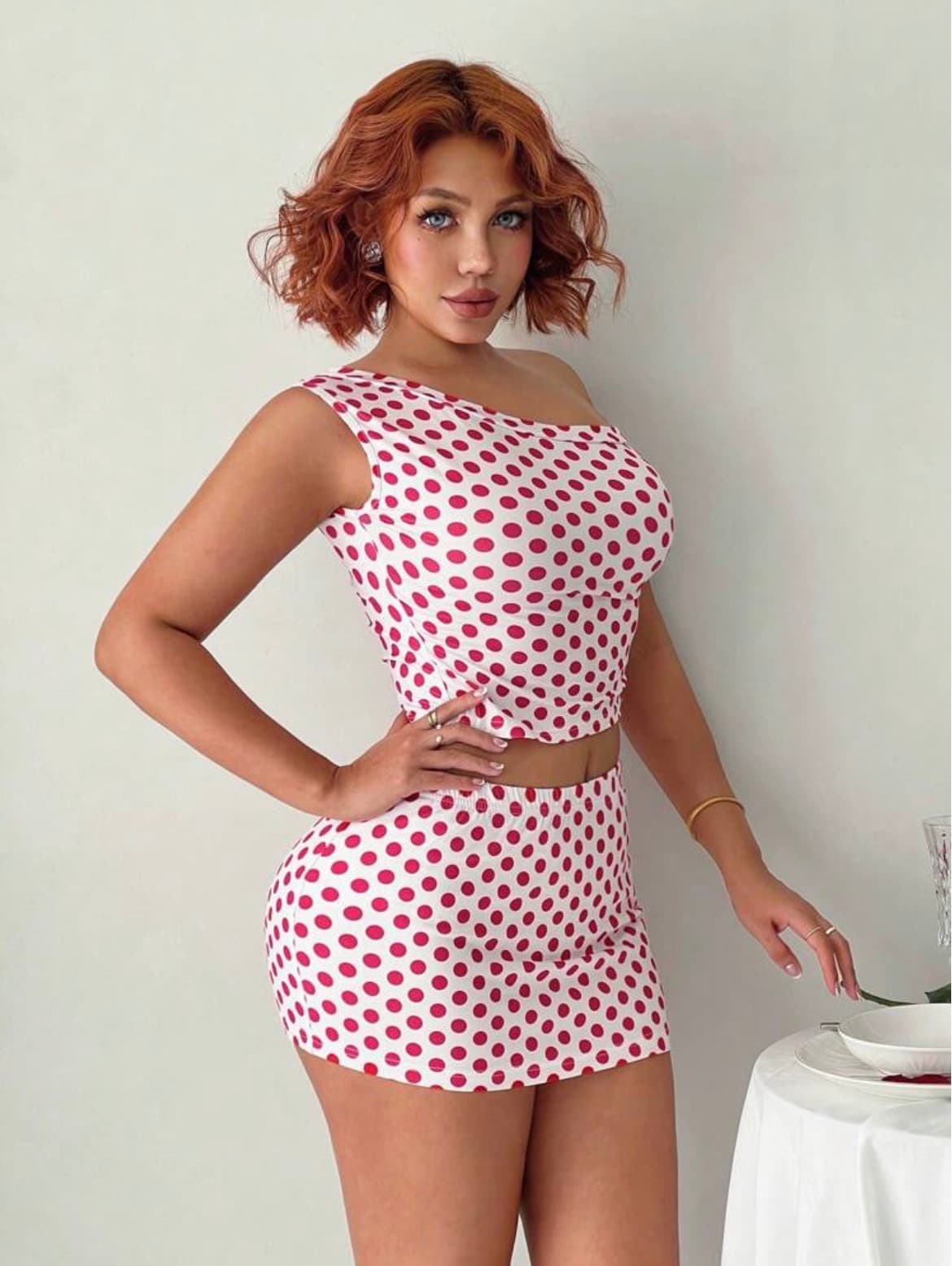 Conjunto de Top branco e Saia branca com bolinhas rosas