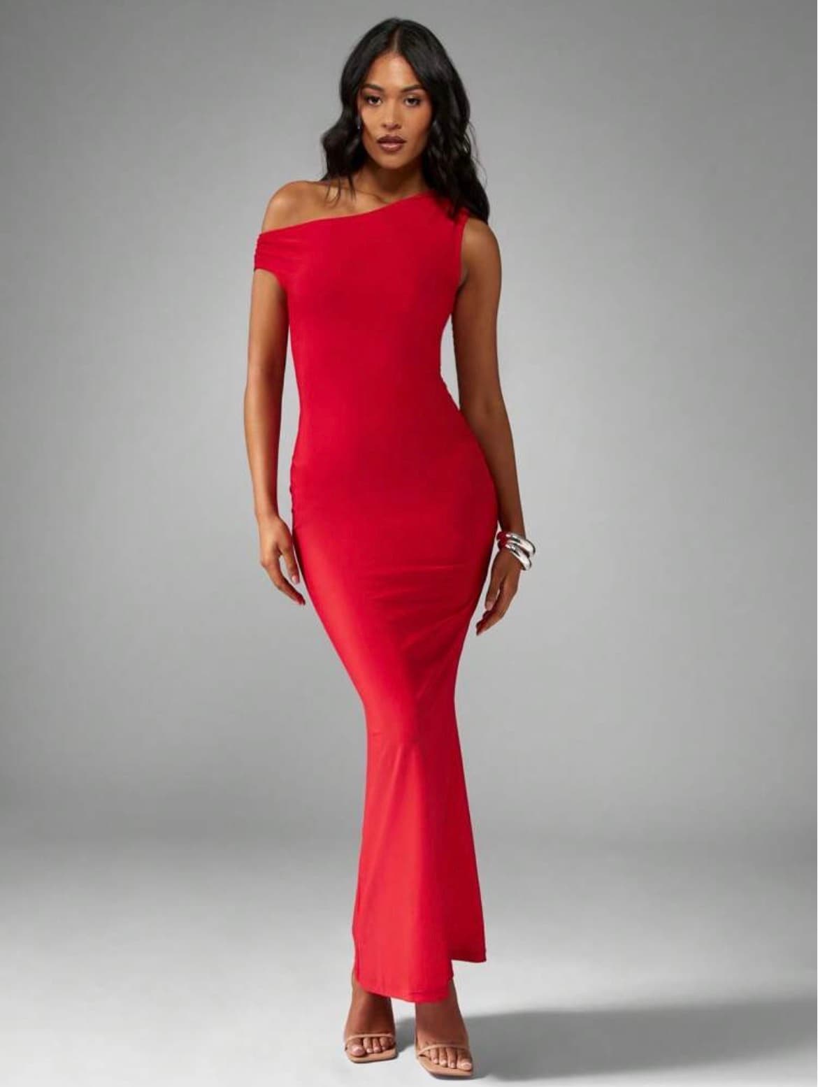 Vestido justo/longo/vermelho/ "Alças grossas, uma caída" 